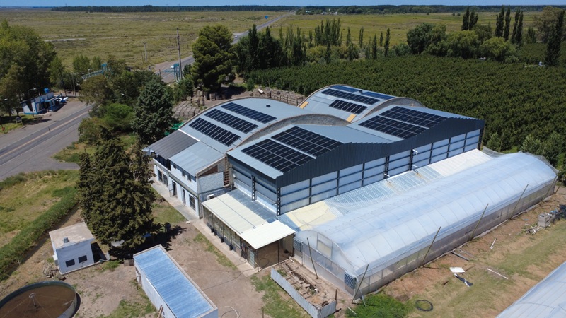 Vista aérea de instalación solar en fábrica de San Patricio del Chañar