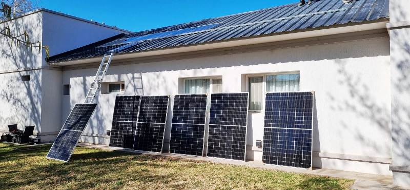 Instalación de paneles solares en vivienda urbana de Neuquén Capital